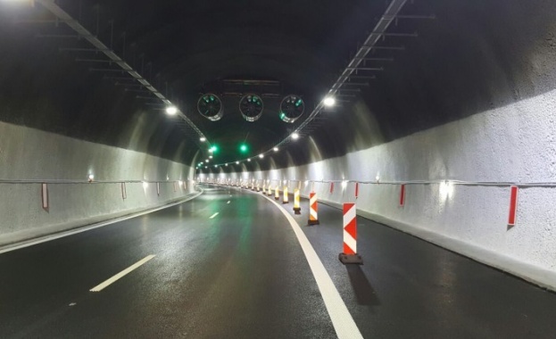 Движението в тунела Топли дол на автомагистрала Хемус в