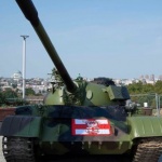 Фенове паркираха съветски танк пред стадиона на Звезда