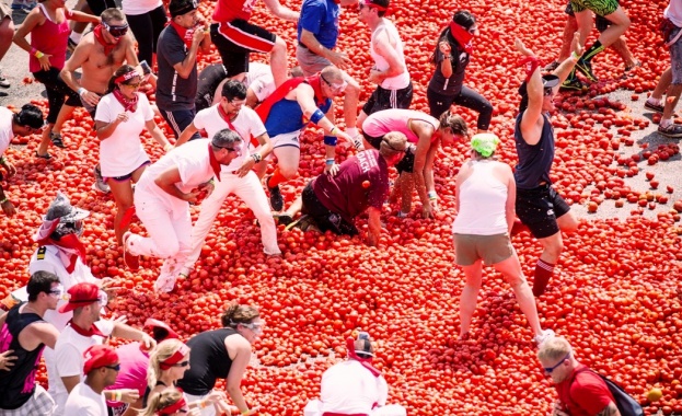 Провеждането на ежегодната битка с домати в испанския гр. Буньол,