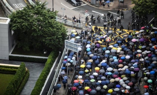 В Хонгконг десетки хиляди са на улиците въпреки полицейската забрана