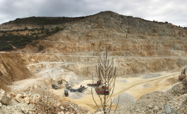 Швейцарската фирма „Холсим“ унищожава природата около Белащица