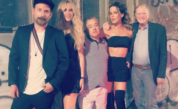 Кейт Бекинсейл вилня в караоке бар в София