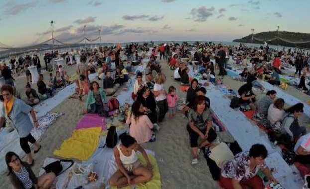 Стотици се събраха на най-дългата вечеря на плажа