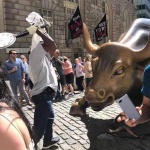 Вандал повреди статуята "Атакуващият бик" на "Уолстрийт"