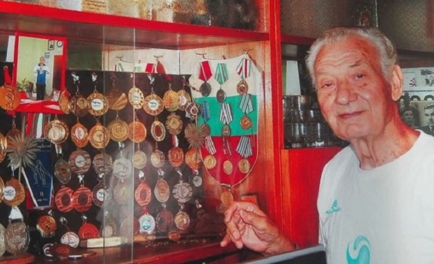91-годишен бургазлия печели златни медали по плуване
