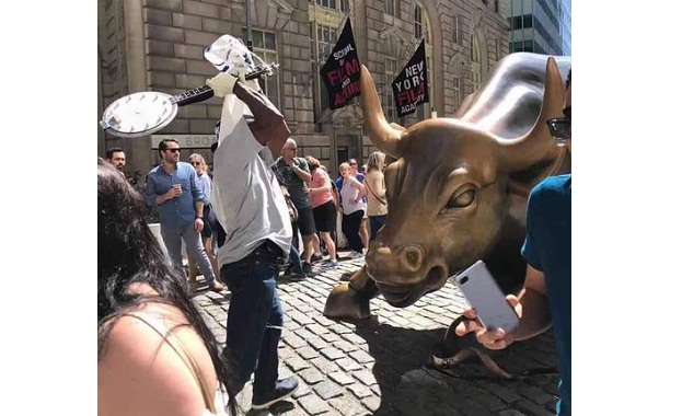 Вандал повреди статуята "Атакуващият бик" на "Уолстрийт"