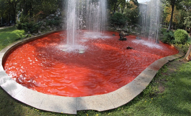 По повод 9 септември: Оцветиха в червено фонтан в центъра на София