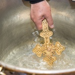 Ритуал срещу пиянството: Руски свещеници ръсиха светена вода от самолет (видео)	