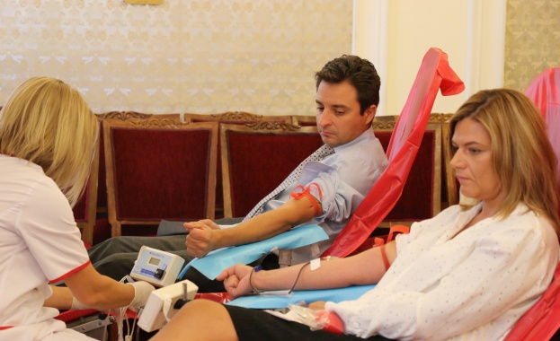 Депутати от всички парламентарни групи се включиха в акцията по кръводаряване