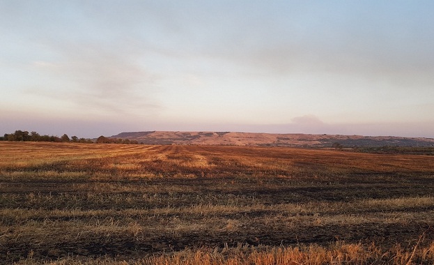 75 годишен загина след като запали сухи треви и отпадъци по