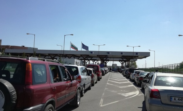 Трафикът е интензивен на входа и изхода на всички гранични