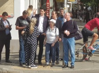 Иван таков, кандидат за кмет на район "Възраждане", в предизборна обиколка