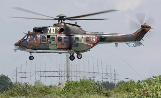 Военнослужещи от 24 а авиационна база Крумово с вертолет Кугар