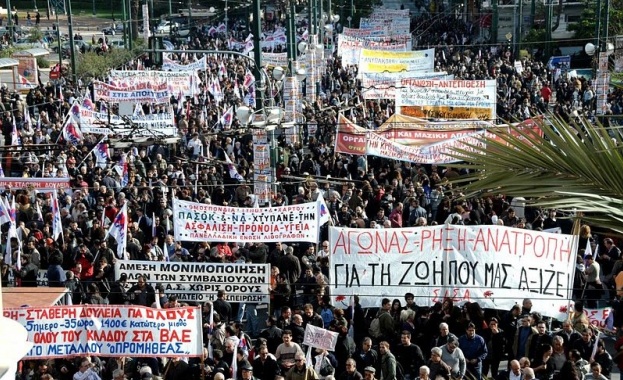 Учители, банкери, шофьори, журналисти излизат на национална стачка в Гърция