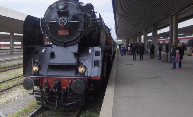 Атракционен влак с парен локомотив и вагон от „Корона експрес” ще пътува между София и Кюстендил