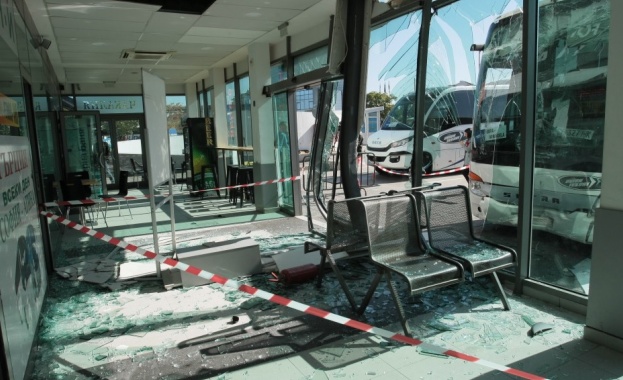 Автобус се блъсна в чакалнята на автогара „Сердика” в София