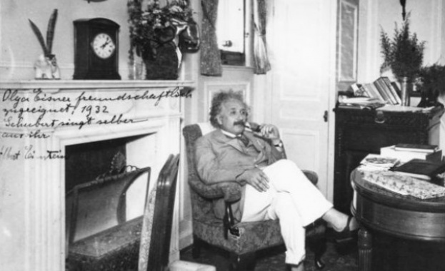 На 11 октомври 1939 г. Айнщайн описва в писмо до Рузвелт възможността да бъде произведена атомна бомба