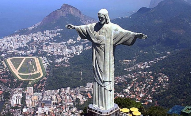 На 12 октомври 1931 г. тържествено се открива статуята на Исус Христос в Рио де Жанейро