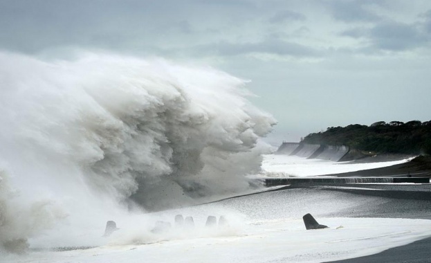Тайфунът Талас се приближи днес до бреговете на Япония предизвиквайки