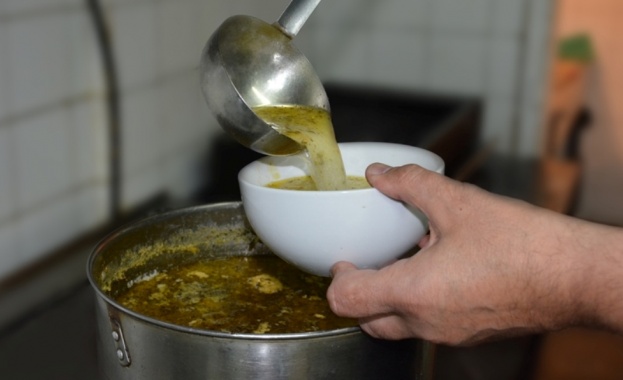 БЧК раздава над 150 порции топла храна по повод Международния ден за борба с глада