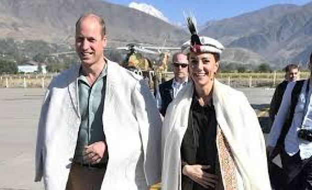  Кейт и Уилям с традиционни шапки и наметки в Хималаите