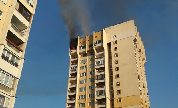 Пожар в жилищен блок в София, има пострадали