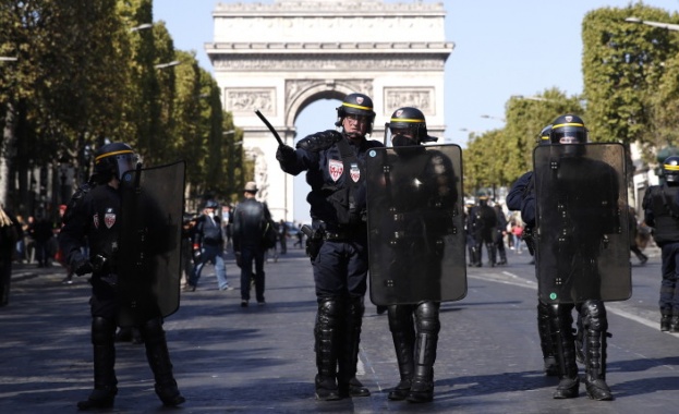 Френският министър на вътрешните работи Кристоф Кастанер обяви ограничен пакет