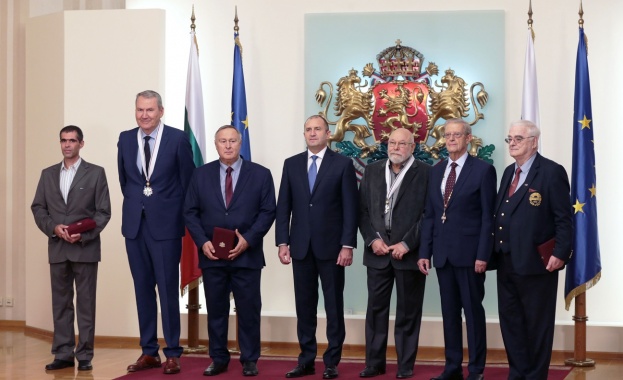 Президентът връчи висши държавни отличия на шестима изтъкнати българи