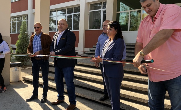 Министър Кралев откри ремонтираното спортно училище в Русе 