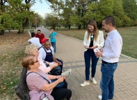 Георги Йорданов почерпи с бира приятели, съпартийци, гости и случайни минувачи в парк "Мир и дружба"