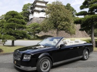 126-ият японски император провъзгласи възкачването си на трона