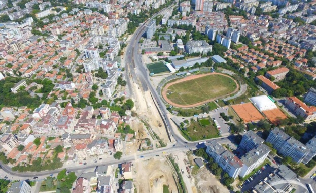 Във връзка с провеждането на автомобилно състезание се забранява влизането