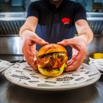 Откупват обратно гласове с бургери (ВИДЕО)