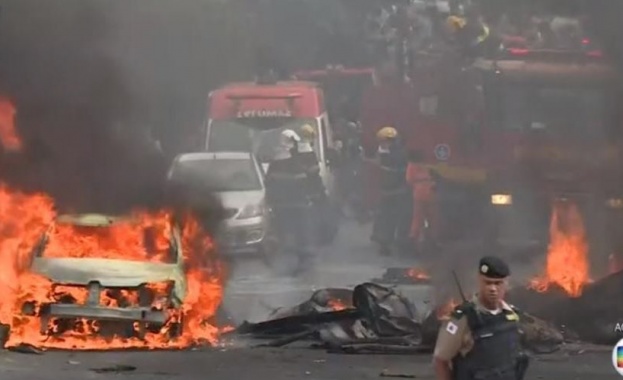 Самолет се разби на оживена улица в Бразилия (ВИДЕО)