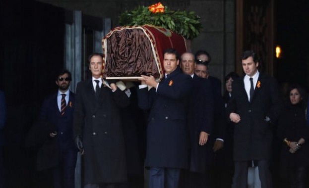 Ексхумираха тялото на испанския диктатор Франко от мавзолея му (ВИДЕО) (СНИМКИ)