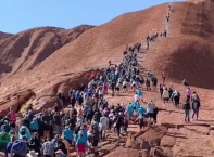 Стотици хора се изкачиха за последен път по скалния монолит Улуру