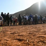 Стотици хора се изкачиха за последен път по скалния монолит Улуру