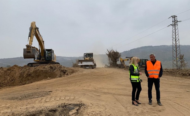 Министър Аврамова провери строителството в участъци от пътя Видин - Ботевград (Снимки)