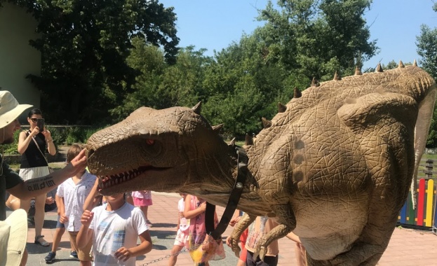4-метров интерактивен динозавър за Хелоуин във Varna Mall