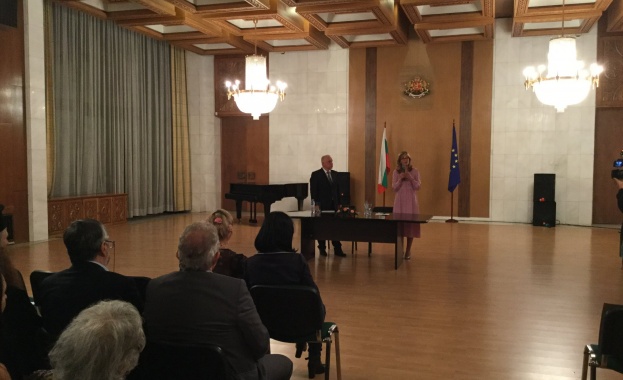 Екатерина Захариева се срещна с българската общност в Москва