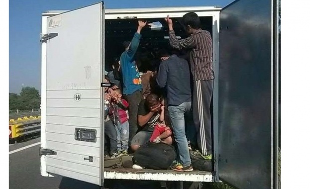 Откриха 43 мигранти в камион в Северна Македония 