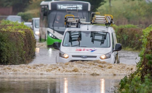 След като премина през Ирландия бурята Агнес връхлетя Великобритания с