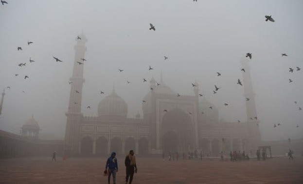 Пренасочени полети и затворени училища заради мръсния въздух в Делхи (Снимки)