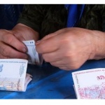 Около 400 000 пенсионери ще получат коледна надбавка от 100 лв