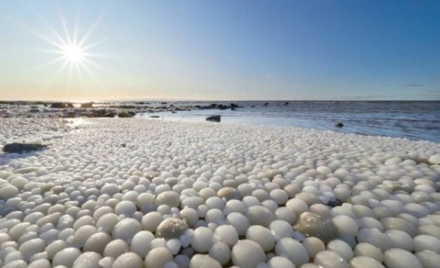 Хиляди ледени топки, приличайщи на яйца, покриха финландски плаж