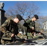 Деца сглобяваха автомат „Калашников“ за 100-годишнината от рождението на изобретателя му (Снимки)