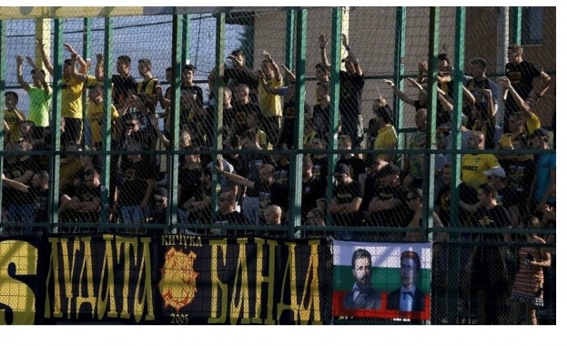 Феновете на "Ботев" (Пловдив) протестираха срещу спряния строеж на стадиона