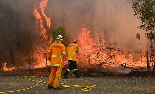 Стотици пожарникари се борят с излязъл извън контрол горски пожар