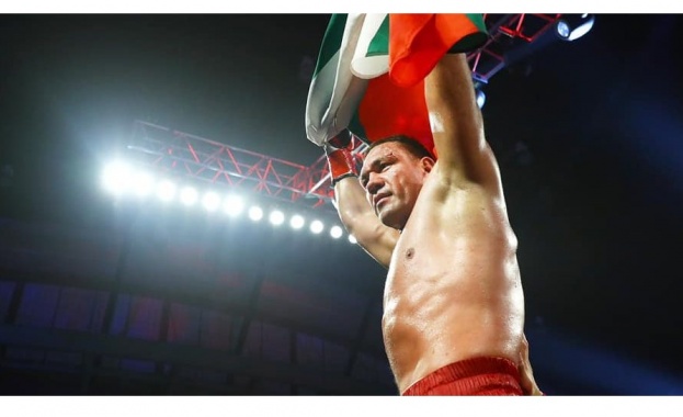 Мачът между двамата беше в новосъздадения формат Triad Combat на