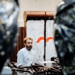 Срутиха 200-килограмово шоколадово копие на Берлинската стена (Видео)